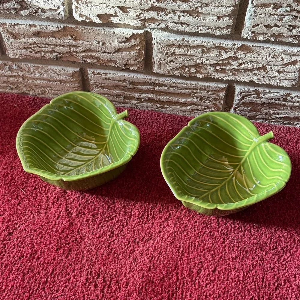 Green Leaf-Shaped Ceramic Dish with bamboo coasters - Picture 2 of 6